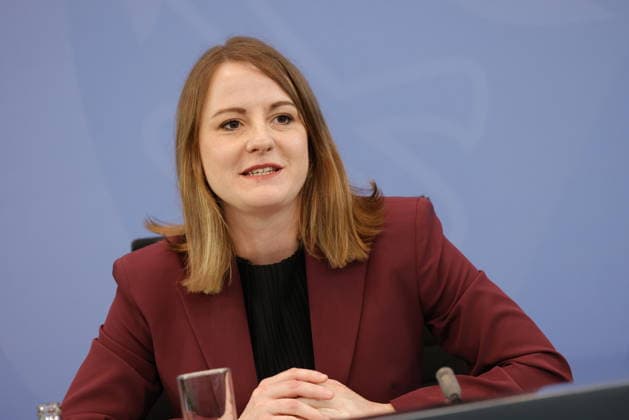 Annika Klose. Sozialwissenschaftlerin SPD, Deutschland, Berlin, Bundeskanzleramt, Pressekonferenz mit Bundeskanzler Merz, Bundesministerin Bas und den Vorsitzenden, Frank-Jürgen Weise und Constanze Janda, zur Übergabe des Berichts der Alterssicherungskommission *** Annika Klose, social scientist, SPD, Germany, Berlin, Federal Chancellery, press conference with Federal Chancellor Merz, Federal Minister Bas, and the chairpersons, Frank Jürgen Weise and Constanze Janda, on the presentation of the report by the Commission on Old-Age Security,detected_source_language