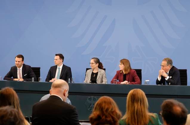 Dr. Florian Dorn, MdB, (CDU CSU), Pascal Reddig (CDU), Prof. Dr. Constanze Janda, Annika Klose. Sozialwissenschaftlerin SPD, Dr. Frank-Jürgen Weise, Deutschland, Berlin, Bundeskanzleramt, Pressekonferenz mit Bundeskanzler Merz, Bundesministerin Bas und den Vorsitzenden, Frank-Jürgen Weise und Constanze Janda, zur Übergabe des Berichts der Alterssicherungskommission *** Dr. Florian Dorn, Member of the Bundestag, CDU CSU; Pascal Reddig, CDU; Prof. Dr. Constanze Janda, Annika Klose, social scientist, SPD; Dr. Frank Jürgen Weise, Germany, Berlin, Federal Chancellery; press conference with Federal Chancellor Merz, Federal Minister Bas, and the chairpersons, Frank Jürgen Weise and Constanze Janda, on the presentation of the report by the Commiss