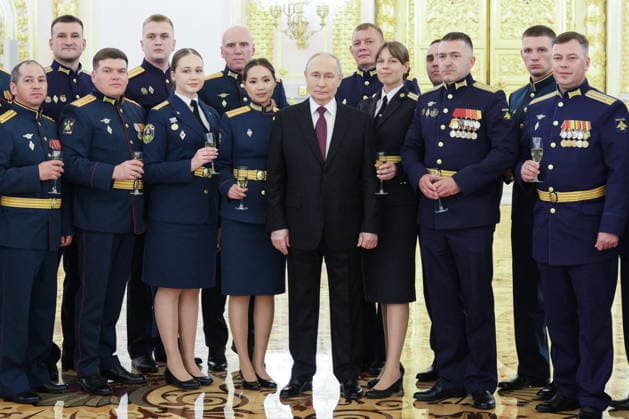 News Bilder des Tages RUSSIA, MOSCOW - JUNE 23, 2026: Vladimir Putin (C), President of Russia, and graduates of higher military educational institutions pose for a group photohraph during a meeting at the State Kremlin Palace Moscow Russia  - ZUMAt113 20260623_zaa_t113_222 Copyright: xGavriilxGrigorovx