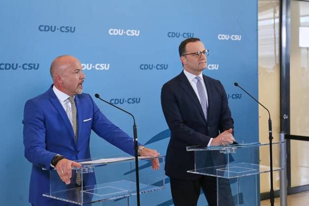 Berlin, Deutschland, 23.06.2026: Deutscher Bundestag: Unions-Fraktionssitzung: CSU-Landesgruppenchef Alexander Hoffmann und Fraktionschef Jens Spahn (CDU) *** Berlin, Germany, June 23, 2026 German Bundestag Union Parliamentary Group Meeting CSU State Group Leader Alexander Hoffmann and CDU Parliamentary Group Leader Jens Spahn,detected_source_language Copyright: xdtsxNachrichtenagenturx dts_124618