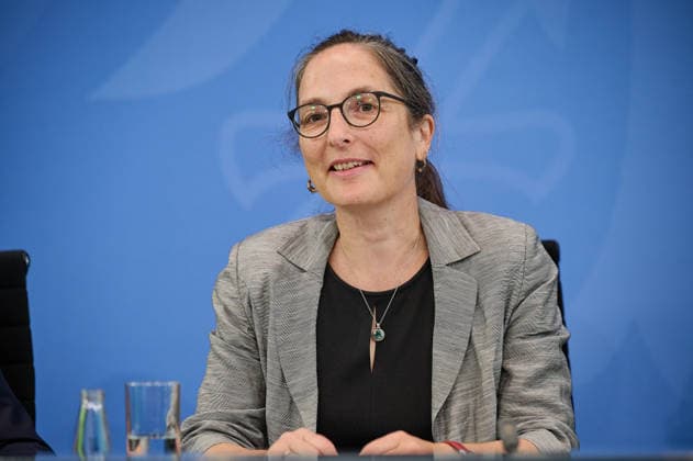 Am Dienstag (23.06.2026) stellten die Vorsitzenden der Rentenkommission, Constanze Janda (Foto) und Frank-Juergen Weise, gemeinsam mit Bundeskanzler Friedrich Merz (CDU) und Bundesarbeitsministerin Baerbel Bas (SPD) ihre Empfehlungen im Berliner Kanzleramt vor. Die Kommission schlaegt in ihrem Bericht auch vor, weitere Gruppen, etwa Selbststaendige und Abgeordnete, in die Rentenversicherung einzubeziehen, die sogenannte Rente mit 63 abzuschaffen, das Rentenniveau mindestens zu halten und die Regelaltersgrenze an die steigende Lebenserwartung anzupassen - allerdings in sehr langsamen Schritten. Zudem sollen die Renten nach 2031 wieder langsamer steigen als die Loehne. Der Kommission gehoerten Abgeordnete sowie Wissenschaftlerinnen und Wissen Copyright: epd-bild ChristianxDitsch D26D0623BerichtRentenkommission093339