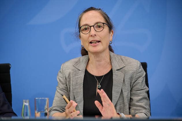 Am Dienstag (23.06.2026) stellten die Vorsitzenden der Rentenkommission, Constanze Janda (Foto) und Frank-Juergen Weise, gemeinsam mit Bundeskanzler Friedrich Merz (CDU) und Bundesarbeitsministerin Baerbel Bas (SPD) ihre Empfehlungen im Berliner Kanzleramt vor. Die Kommission schlaegt in ihrem Bericht auch vor, weitere Gruppen, etwa Selbststaendige und Abgeordnete, in die Rentenversicherung einzubeziehen, die sogenannte Rente mit 63 abzuschaffen, das Rentenniveau mindestens zu halten und die Regelaltersgrenze an die steigende Lebenserwartung anzupassen - allerdings in sehr langsamen Schritten. Zudem sollen die Renten nach 2031 wieder langsamer steigen als die Loehne. Der Kommission gehoerten Abgeordnete sowie Wissenschaftlerinnen und Wissen Copyright: epd-bild ChristianxDitsch D26D0623BerichtRentenkommission093355