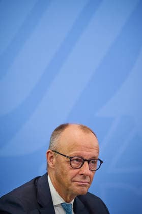 Am Dienstag (23.06.2026) stellten die Vorsitzenden der Rentenkommission, Constanze Janda und Frank-Juergen Weise, gemeinsam mit Bundeskanzler Friedrich Merz (CDU, Foto) und Bundesarbeitsministerin Baerbel Bas (SPD) ihre Empfehlungen im Berliner Kanzleramt vor. Die Kommission schlaegt in ihrem Bericht auch vor, weitere Gruppen, etwa Selbststaendige und Abgeordnete, in die Rentenversicherung einzubeziehen, die sogenannte Rente mit 63 abzuschaffen, das Rentenniveau mindestens zu halten und die Regelaltersgrenze an die steigende Lebenserwartung anzupassen - allerdings in sehr langsamen Schritten. Zudem sollen die Renten nach 2031 wieder langsamer steigen als die Loehne. Der Kommission gehoerten Abgeordnete sowie Wissenschaftlerinnen und Wissens Copyright: epd-bild ChristianxDitsch D26D0623BerichtRentenkommission094345