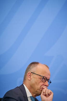 Am Dienstag (23.06.2026) stellten die Vorsitzenden der Rentenkommission, Constanze Janda und Frank-Juergen Weise, gemeinsam mit Bundeskanzler Friedrich Merz (CDU, Foto) und Bundesarbeitsministerin Baerbel Bas (SPD) ihre Empfehlungen im Berliner Kanzleramt vor. Die Kommission schlaegt in ihrem Bericht auch vor, weitere Gruppen, etwa Selbststaendige und Abgeordnete, in die Rentenversicherung einzubeziehen, die sogenannte Rente mit 63 abzuschaffen, das Rentenniveau mindestens zu halten und die Regelaltersgrenze an die steigende Lebenserwartung anzupassen - allerdings in sehr langsamen Schritten. Zudem sollen die Renten nach 2031 wieder langsamer steigen als die Loehne. Der Kommission gehoerten Abgeordnete sowie Wissenschaftlerinnen und Wissens Copyright: epd-bild ChristianxDitsch D26D0623BerichtRentenkommission094356