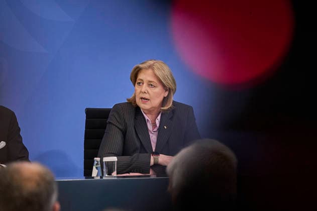Am Dienstag (23.06.2026) stellten die Vorsitzenden der Rentenkommission, Constanze Janda und Frank-Juergen Weise, gemeinsam mit Bundeskanzler Friedrich Merz (CDU) und Bundesarbeitsministerin Baerbel Bas (SPD, Foto) ihre Empfehlungen im Berliner Kanzleramt vor. Die Kommission schlaegt in ihrem Bericht auch vor, weitere Gruppen, etwa Selbststaendige und Abgeordnete, in die Rentenversicherung einzubeziehen, die sogenannte Rente mit 63 abzuschaffen, das Rentenniveau mindestens zu halten und die Regelaltersgrenze an die steigende Lebenserwartung anzupassen - allerdings in sehr langsamen Schritten. Zudem sollen die Renten nach 2031 wieder langsamer steigen als die Loehne. Der Kommission gehoerten Abgeordnete sowie Wissenschaftlerinnen und Wissens Copyright: epd-bild ChristianxDitsch D26D0623BerichtRentenkommission092305
