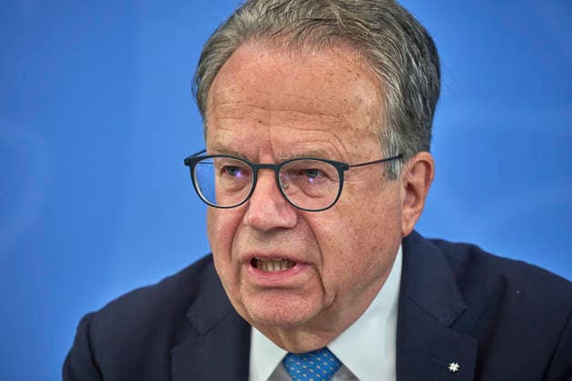 Am Dienstag (23.06.2026) stellten die Vorsitzenden der Rentenkommission, Constanze Janda und Frank-Juergen Weise (Foto), gemeinsam mit Bundeskanzler Friedrich Merz (CDU) und Bundesarbeitsministerin Baerbel Bas (SPD) ihre Empfehlungen im Berliner Kanzleramt vor. Die Kommission schlaegt in ihrem Bericht auch vor, weitere Gruppen, etwa Selbststaendige und Abgeordnete, in die Rentenversicherung einzubeziehen, die sogenannte Rente mit 63 abzuschaffen, das Rentenniveau mindestens zu halten und die Regelaltersgrenze an die steigende Lebenserwartung anzupassen - allerdings in sehr langsamen Schritten. Zudem sollen die Renten nach 2031 wieder langsamer steigen als die Loehne. Der Kommission gehoerten Abgeordnete sowie Wissenschaftlerinnen und Wissen Copyright: epd-bild ChristianxDitsch D26D0623BerichtRentenkommission093139