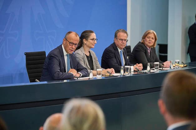 Am Dienstag (23.06.2026) stellten die Vorsitzenden der Rentenkommission, Constanze Janda (2.v.l.) und Frank-Juergen Weise (3.v.l.), gemeinsam mit Bundeskanzler Friedrich Merz (CDU) und Bundesarbeitsministerin Baerbel Bas (SPD) ihre Empfehlungen im Berliner Kanzleramt vor. Die Kommission schlaegt in ihrem Bericht auch vor, weitere Gruppen, etwa Selbststaendige und Abgeordnete, in die Rentenversicherung einzubeziehen, die sogenannte Rente mit 63 abzuschaffen, das Rentenniveau mindestens zu halten und die Regelaltersgrenze an die steigende Lebenserwartung anzupassen - allerdings in sehr langsamen Schritten. Zudem sollen die Renten nach 2031 wieder langsamer steigen als die Loehne. Der Kommission gehoerten Abgeordnete sowie Wissenschaftlerinnen Copyright: epd-bild ChristianxDitsch D26D0623BerichtRentenkommission091659
