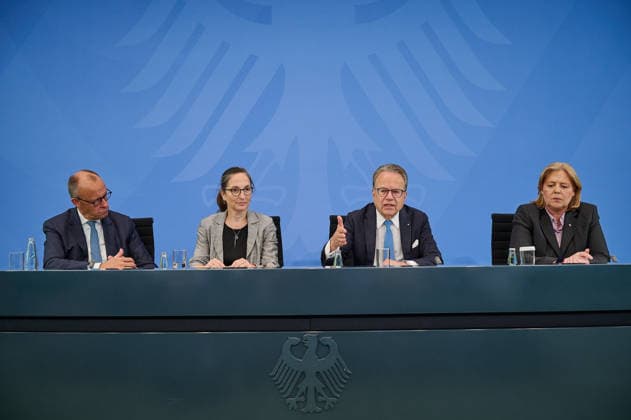 Am Dienstag (23.06.2026) stellten die Vorsitzenden der Rentenkommission, Constanze Janda (2.v.l.) und Frank-Juergen Weise (3.v.l.), gemeinsam mit Bundeskanzler Friedrich Merz (CDU) und Bundesarbeitsministerin Baerbel Bas (SPD) ihre Empfehlungen im Berliner Kanzleramt vor. Die Kommission schlaegt in ihrem Bericht auch vor, weitere Gruppen, etwa Selbststaendige und Abgeordnete, in die Rentenversicherung einzubeziehen, die sogenannte Rente mit 63 abzuschaffen, das Rentenniveau mindestens zu halten und die Regelaltersgrenze an die steigende Lebenserwartung anzupassen - allerdings in sehr langsamen Schritten. Zudem sollen die Renten nach 2031 wieder langsamer steigen als die Loehne. Der Kommission gehoerten Abgeordnete sowie Wissenschaftlerinnen Copyright: epd-bild ChristianxDitsch D26D0623BerichtRentenkommission093327