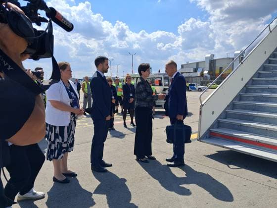 Klara Breuer, Secretary of the Hungarian Ministry of Foreign Affairs (2nd from the right), welcomes Czech PM Andrej Babis arrives to meeting of the prime ministers of the Visegrad Four (V4) countries, the Czech Republic, Slovakia, Hungary and Poland, which took place in Godollo, Hungary, June 23, 2026. (CTKxPhoto MilanxSyrucek) CTKPhotoP2026062305956  CTKPhotoP2026062305956