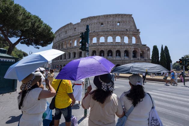 News Bilder des Tages IPA85973536 - Tourists seek shelter from the heat with umbrellas near the Colosseum in Rome  Copyright: xMatteoxNardonex xx 85973536