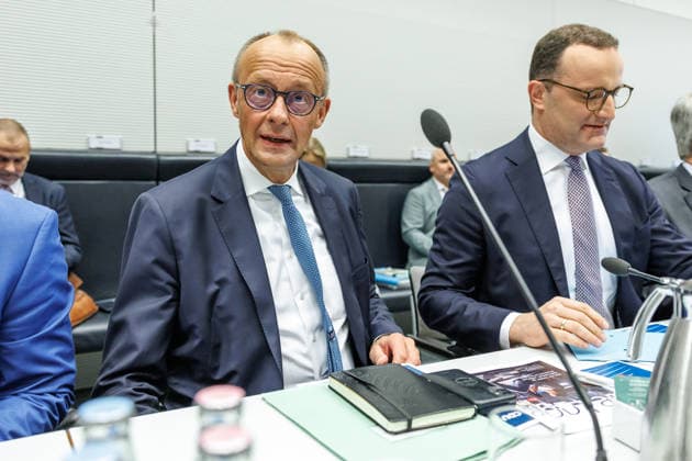 Statement vor den Fraktionssitzung der CDU CSU Bundeskanzler Friedrich Merz (CDU) und Jens Spahn, Fraktionsvorsitzender der CDU CSU vor der Fraktionssitzung am 23.06.26 in Berlin. Berlin Berlin Deutschland Reichstag *** Statement before the CDU CSU parliamentary group meeting by Federal Chancellor Friedrich Merz of the CDU and Jens Spahn, CDU CSU parliamentary group leader, before the parliamentary group meeting on June 23, 2026, in Berlin, Berlin, Berlin, Germany, Reichstag,detected_source_language