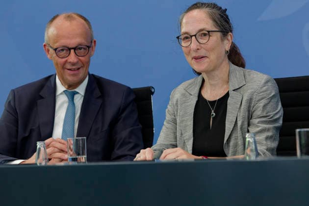 Übergabe Empfehlungen Rentenkommission 2026-06-23 Deutschland, Berlin Pressekonferenz zur Übergabe der Empfehlungen der sogenannten Rentenkommission an Bundeskanzler Friedrich Merz (CDU) und Bärbel Bas (SPD), Bundesministerin für Arbeit und Soziales. Im Bild v.l. Laura CazÃ s, Zentralwohlfahrtsstelle der Juden in Deutschland e.V., Dr. Felix Klein, Beauftragter der Bundesregierung für jüdisches Leben in Deutschland und den Kampf gegen Antisemitismus, Benjamin Steinitz, geschäftsführender Vorstand des Bundesverbands RIAS e.V. (Bundesverband der Recherche- und Informationsstellen), Bianca Loy, Autorin der Studie und wissenschaftliche Referentin beim Bundesverband RIAS e.V.. *** Presentation of the 2026 Pension Commission’s R