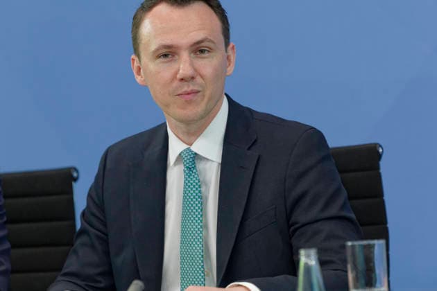 Übergabe Empfehlungen Rentenkommission 2026-06-23 Deutschland, Berlin Pressekonferenz zur Übergabe der Empfehlungen der sogenannten Rentenkommission an Bundeskanzler Friedrich Merz (CDU) und Bärbel Bas (SPD), Bundesministerin für Arbeit und Soziales. Im Bild v.l. Laura CazÃ s, Zentralwohlfahrtsstelle der Juden in Deutschland e.V., Dr. Felix Klein, Beauftragter der Bundesregierung für jüdisches Leben in Deutschland und den Kampf gegen Antisemitismus, Benjamin Steinitz, geschäftsführender Vorstand des Bundesverbands RIAS e.V. (Bundesverband der Recherche- und Informationsstellen), Bianca Loy, Autorin der Studie und wissenschaftliche Referentin beim Bundesverband RIAS e.V.. *** Presentation of the 2026 Pension Commission’s R