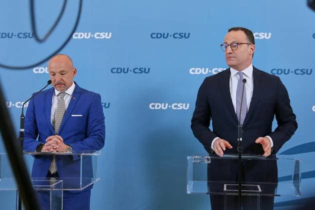Berlin, Deutschland, 23.06.2026: Deutscher Bundestag: Unions-Fraktionssitzung: CSU-Landesgruppenchef Alexander Hoffmann und Fraktionschef Jens Spahn (CDU) *** Berlin, Germany, June 23, 2026 German Bundestag Union Parliamentary Group Meeting CSU State Group Leader Alexander Hoffmann and CDU Parliamentary Group Leader Jens Spahn,detected_source_language Copyright: xdtsxNachrichtenagenturx dts_124650