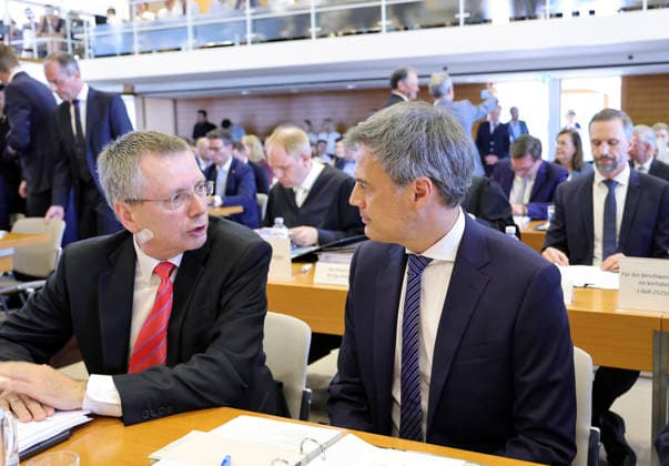 Vor dem Bundesverfassungsgericht in Karlsruhe hat am Dienstag (23.06.2026) die muendliche Verhandlung ueber die Beschwerden von ARD und ZDF gegen die ausgebliebene Erhoehung des Rundfunkbeitrags begonnen (Foto v.l.: Christian v. Coelln, Norbert Himmler, Intendant des ZDF). Die Sender zogen im November 2024 nach Karlsruhe, nachdem die Bundeslaender die von der Finanzkommission KEF empfohlene Anhebung zum 1. Januar 2025 um 58 Cent auf monatlich 18,94 Euro nicht umgesetzt hatten (AZ: 1 BvR 2524 24 und 1 BvR 2525 24). Ein Urteil wird erst in einigen Wochen erwartet. (Siehe epd-Meldung vom 23.06.2026) EDITORIAL USE ONLY *** On Tuesday, June 23, 2026, oral arguments began before the Federal Constitutional Court in Karlsruhe regarding the appeals Copyright: epd-bild JoergxDonecker jodo_foto_BVG15