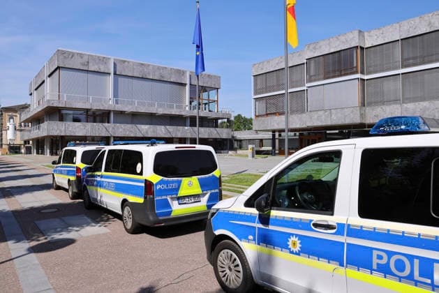 Vor dem Bundesverfassungsgericht (Foto) in Karlsruhe hat am Dienstag (23.06.2026) die muendliche Verhandlung ueber die Beschwerden von ARD und ZDF gegen die ausgebliebene Erhoehung des Rundfunkbeitrags begonnen. Die Sender zogen im November 2024 nach Karlsruhe, nachdem die Bundeslaender die von der Finanzkommission KEF empfohlene Anhebung zum 1. Januar 2025 um 58 Cent auf monatlich 18,94 Euro nicht umgesetzt hatten (AZ: 1 BvR 2524 24 und 1 BvR 2525 24). Ein Urteil wird erst in einigen Wochen erwartet. (Siehe epd-Meldung vom 23.06.2026) EDITORIAL USE ONLY *** On Tuesday, June 23, 2026, oral arguments began before the Federal Constitutional Court in Karlsruhe regarding the appeals filed by ARD and ZDF against the failure to increase the broad Copyright: epd-bild JoergxDonecker jodo_foto_BVG45