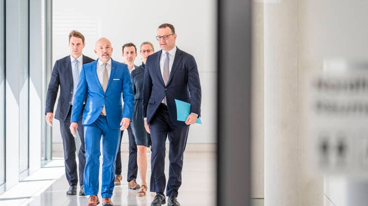 Jens Spahn + Alexander Hoffmann EUR, Deutschland, Berlin: 23.06.2026: Pressestatement vor der Fraktionssitzung mit dem Vorsitzenden der CDU CSU-Bundestagsfraktion, Jens Spahn, und dem Vorsitzenden der CSU im Bundestag, Alexander Hoffmann. *** Jens Spahn, Alexander Hoffmann, EUR, Germany, Berlin, June 23, 2026 Press statement prior to the parliamentary group meeting with Jens Spahn, Chair of the CDU CSU parliamentary group in the Bundestag, and Alexander Hoffmann, Chair of the CSU in the Bundestag,detected_source_language