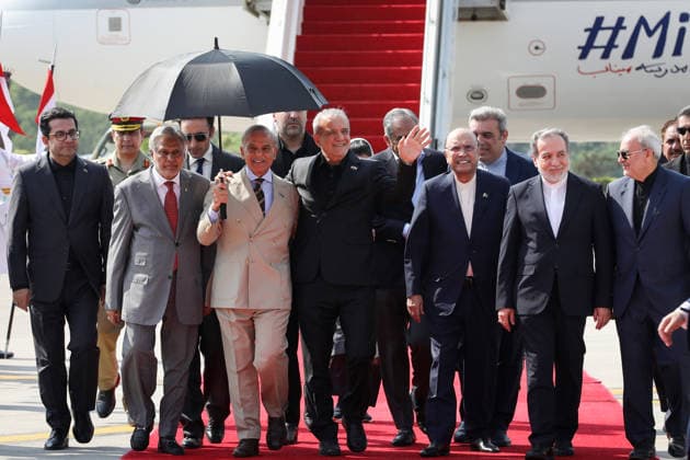 News Bilder des Tages June 23, 2026, Rawalpindi, Pakistan: Pakistan s Prime Minister Shehbaz Sharif (4L), President Asif Ali Zardari (2R), Foreign Minister Ishaq Dar (2L) and Interior Minister Mohsin Naqvi (3R) walking alongside Iran s President Masoud Pezeshkian (4R) and Foreign Minister Abbas Araghchi (R) upon their arrival at the Nur Khan Air Base in Rawalpindi. Iranian Foreign Minister Abbas Araghchi arrived in Islamabad on June 23, Iran s state media reported, as President Masoud Pezeshkian also travelled to Pakistan, which acts as a mediator in talks between Tehran and Washington. Rawalpindi Pakistan - ZUMAi98_ 20260623_zih_i98_011 Copyright: xIranianxPresidencyx