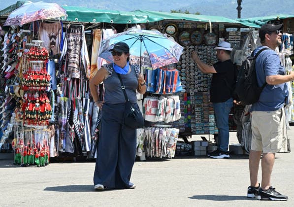 Extreme temperatures prompt extended heat alert in Florence FLORENCE, ITALY - JUNE 23: People use umbrella to protect themselves from the sun during heatwave in Florence, Italy on June 23, 2026. Due to an African heat wave pushing temperatures above 38°C in Florence, the city authorities have extended the red heat alert. Carlo Bressan Anadolu Florence Italy. Editorial use only. Please get in touch for any other usage.  Copyright: x2026xAnadoluxCarloxBressanx