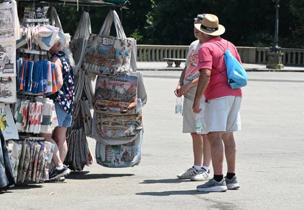 Extreme temperatures prompt extended heat alert in Florence FLORENCE, ITALY - JUNE 23: People are seen during heatwave in Florence, Italy on June 23, 2026. Due to an African heat wave pushing temperatures above 38°C in Florence, the city authorities have extended the red heat alert. Carlo Bressan Anadolu Florence Italy. Editorial use only. Please get in touch for any other usage.  Copyright: x2026xAnadoluxCarloxBressanx