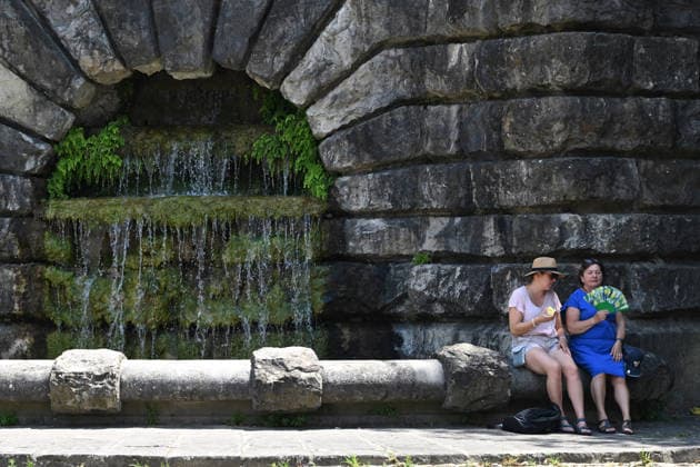 Extreme temperatures prompt extended heat alert in Florence FLORENCE, ITALY - JUNE 23: People use fan to cool themselves off during heatwave in Florence, Italy on June 23, 2026. Due to an African heat wave pushing temperatures above 38°C in Florence, the city authorities have extended the red heat alert. Carlo Bressan Anadolu Florence Italy. Editorial use only. Please get in touch for any other usage.  Copyright: x2026xAnadoluxCarloxBressanx