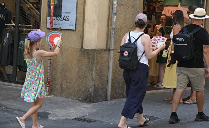 Extreme temperatures prompt extended heat alert in Florence FLORENCE, ITALY - JUNE 23: People use fan to cool themselves off during heatwave in Florence, Italy on June 23, 2026. Due to an African heat wave pushing temperatures above 38°C in Florence, the city authorities have extended the red heat alert. Carlo Bressan Anadolu Florence Italy. Editorial use only. Please get in touch for any other usage.  Copyright: x2026xAnadoluxCarloxBressanx