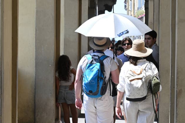 Extreme temperatures prompt extended heat alert in Florence FLORENCE, ITALY - JUNE 23: People use umbrella to protect themselves from the sun during heatwave in Florence, Italy on June 23, 2026. Due to an African heat wave pushing temperatures above 38°C in Florence, the city authorities have extended the red heat alert. Carlo Bressan Anadolu Florence Italy. Editorial use only. Please get in touch for any other usage.  Copyright: x2026xAnadoluxCarloxBressanx