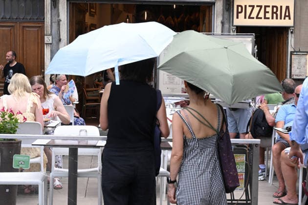 Extreme temperatures prompt extended heat alert in Florence FLORENCE, ITALY - JUNE 23: People use umbrella to protect themselves from the sun during heatwave in Florence, Italy on June 23, 2026. Due to an African heat wave pushing temperatures above 38°C in Florence, the city authorities have extended the red heat alert. Carlo Bressan Anadolu Florence Italy. Editorial use only. Please get in touch for any other usage.  Copyright: x2026xAnadoluxCarloxBressanx