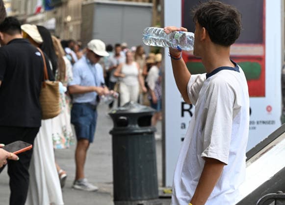 Extreme temperatures prompt extended heat alert in Florence FLORENCE, ITALY - JUNE 23: A man drinks water to cool himself off during heatwave in Florence, Italy on June 23, 2026. Due to an African heat wave pushing temperatures above 38°C in Florence, the city authorities have extended the red heat alert. Carlo Bressan Anadolu Florence Italy. Editorial use only. Please get in touch for any other usage.  Copyright: x2026xAnadoluxCarloxBressanx