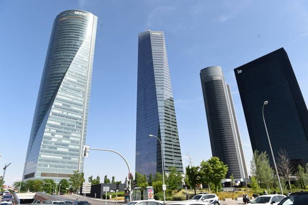 The Moeve Tower in Madrid was evacuated due to a fire inside the building. View of Madrids towers, June 23, 2026, in Madrid, Spain. An explosion on a middle floor of the Moeve Tower, one of Madrid’s four towers, forced the evacuation of the building this afternoon and produced a large plume of smoke. According to initial reports, no injuries have been reported and the fire is now under control. Firefighters, National Police, and Samur personnel are on the scene. The incident occurred around 5  Copyright: xGustavoxValientex 7617790