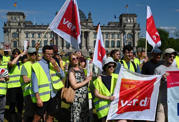 Protest against job cuts in Berlin BERLIN, GERMANY – JUNE 23: People take part in a rally titled For a public service with a future – together against job cuts! in Berlin, Germany, on June 23, 2026. A rally organized by the ver.di trade union against public sector job cuts. Volodymyr Sindieiev Anadolu Berlin Germany. Editorial use only. Please get in touch for any other usage.  Copyright: x2026xAnadoluxVolodymyrxSindieievx