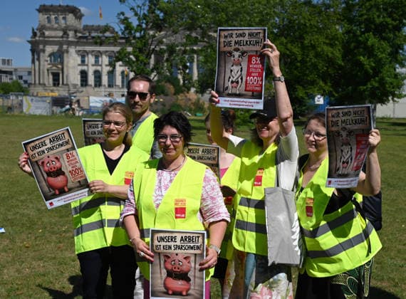 Protest against job cuts in Berlin BERLIN, GERMANY – JUNE 23: People take part in a rally titled For a public service with a future – together against job cuts! in Berlin, Germany, on June 23, 2026. A rally organized by the ver.di trade union against public sector job cuts. Volodymyr Sindieiev Anadolu Berlin Germany. Editorial use only. Please get in touch for any other usage.  Copyright: x2026xAnadoluxVolodymyrxSindieievx
