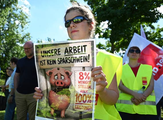 Protest against job cuts in Berlin BERLIN, GERMANY – JUNE 23: People take part in a rally titled For a public service with a future – together against job cuts! in Berlin, Germany, on June 23, 2026. A rally organized by the ver.di trade union against public sector job cuts. Volodymyr Sindieiev Anadolu Berlin Germany. Editorial use only. Please get in touch for any other usage.  Copyright: x2026xAnadoluxVolodymyrxSindieievx