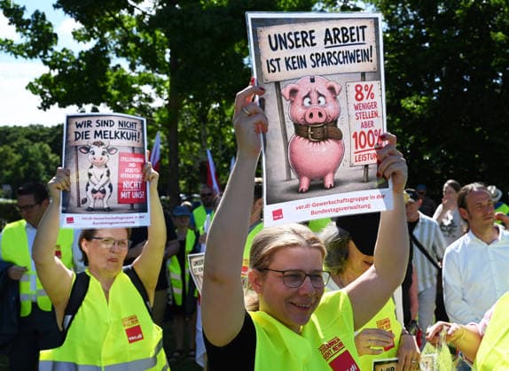 News Bilder des Tages Protest against job cuts in Berlin BERLIN, GERMANY – JUNE 23: People take part in a rally titled For a public service with a future – together against job cuts! in Berlin, Germany, on June 23, 2026. A rally organized by the ver.di trade union against public sector job cuts. Volodymyr Sindieiev Anadolu Berlin Germany. Editorial use only. Please get in touch for any other usage.  Copyright: x2026xAnadoluxVolodymyrxSindieievx