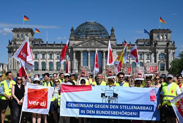 News Bilder des Tages Protest against job cuts in Berlin BERLIN, GERMANY – JUNE 23: People take part in a rally titled For a public service with a future – together against job cuts! in Berlin, Germany, on June 23, 2026. A rally organized by the ver.di trade union against public sector job cuts. Volodymyr Sindieiev Anadolu Berlin Germany. Editorial use only. Please get in touch for any other usage.  Copyright: x2026xAnadoluxVolodymyrxSindieievx