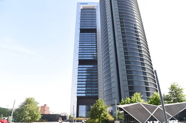 Madrids Moeve Tower Evacuated Due to a Fire Inside the Building View of the Moeve Tower, June 23, 2026, in Madrid, Spain. An explosion on a middle floor of the Moeve Tower—one of Madrid’s four towers—forced the evacuation of the building this afternoon and produced a large column of smoke. According to initial reports, no injuries have been reported, and the fire is now under control. Firefighters, National Police, and Samur personnel are on the scene. The incident occurred around 5  Copyright: xGustavoxValientex 7617805