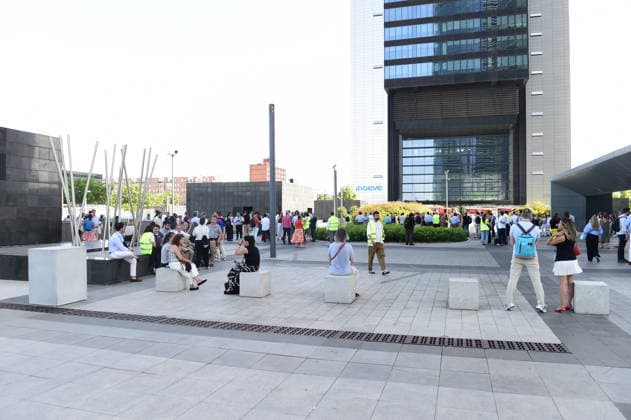 Madrids Moeve Tower Evacuated Due to a Fire Inside the Building Dozens of people were evacuated due to a fire inside the Moeve Tower on June 23, 2026, in Madrid, Spain. An explosion on an intermediate floor of the Moeve Tower—one of Madrid’s four towers—forced the evacuation of the building this afternoon and produced a large plume of smoke. According to initial reports, no injuries have been reported, and the fire is now under control. Firefighters, National Police, and Samur personnel are on the scene. The incident occurred around 5  Copyright: xGustavoxValientex 7617830