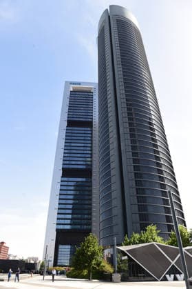 Madrids Moeve Tower Evacuated Due to a Fire Inside the Building View of the Moeve Tower, June 23, 2026, in Madrid, Spain. An explosion on a middle floor of the Moeve Tower—one of Madrid’s four towers—forced the evacuation of the building this afternoon and produced a large plume of smoke. According to initial reports, no injuries have been reported, and the fire is now under control. Firefighters, National Police, and Samur personnel are on the scene. The incident occurred around 5  Copyright: xGustavoxValientex 7617841