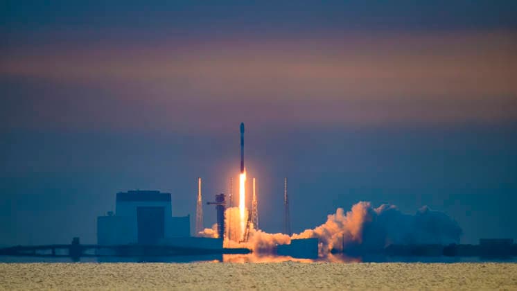 News Bilder des Tages June 23, 2026, Merritt Island, Florida, USA: SpaceX Falcon 9 rocket carrying the Starfall capsule lifts off from Space Launch Complex-40 at Cape Canaveral Space Force Station, Florida, at 6:53 a.m. EDT on June 23, 2026. Starfall is a reusable cargo vehicle that transports payloads to low Earth orbit (LEO) and beyond aboard Falcon 9 and Falcon Heavy rockets and returns cargo safely to Earth. Merritt Island USA - ZUMAb267 20260623_znp_b267_002 Copyright: xCharlesxBriggsx