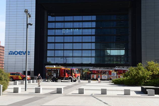 Madrids Moeve Tower Evacuated Due to a Fire Inside the Building Firefighters on the scene around the Moeve Tower, June 23, 2026, in Madrid, Spain. An explosion on a middle floor of the Moeve Tower—one of Madrid’s four towers—forced the evacuation of the building this afternoon and produced a large plume of smoke. According to initial reports, no injuries have been reported, and the fire is now under control. Firefighters, National Police, and SAMUR personnel are on the scene. The incident occurred around 5  Copyright: xGustavoxValientex 7617873