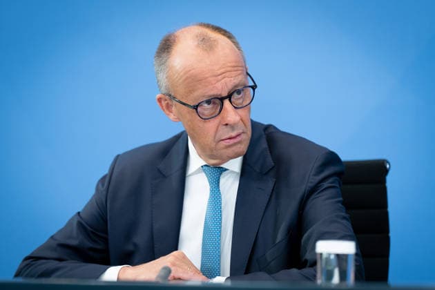 Bundeskanzler Friedrich Merz Berlin, Bundeskanzleramt, Übergabe Bericht der Alterssicherungskommission , Bundeskanzler Friedrich Merz Berlin Berlin GER *** Chancellor Friedrich Merz, Berlin, Federal Chancellery, Presentation of the Report by the Commission on Old-Age Security, Chancellor Friedrich Merz, Berlin, Berlin, GER,detected_source_language