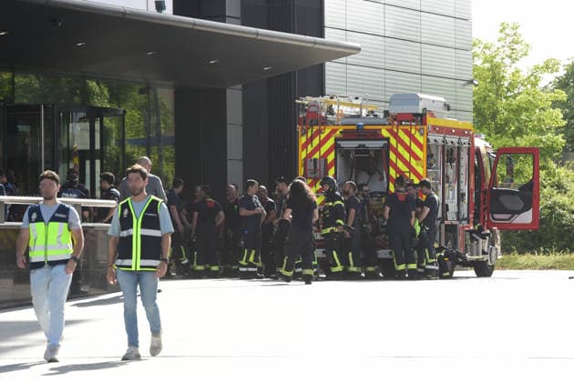 Madrids Moeve Tower Evacuated Due to a Fire Inside the Building Firefighters and National Police officers surround the Moeve Tower on June 23, 2026, in Madrid, Spain. An explosion on a middle floor of the Moeve Tower—one of Madrid’s four towers—forced the evacuation of the building this afternoon and produced a large plume of smoke. According to initial reports, no injuries have been reported, and the fire is now under control. Firefighters, National Police, and SAMUR personnel are on the scene. The incident occurred around 5  Copyright: xGustavoxValientex 7617888