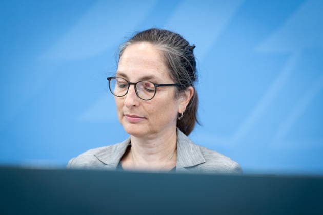 Bericht der Alterssicherungskommission , Constanze Janda Berlin, Bundeskanzleramt, Übergabe Bericht der Alterssicherungskommission , Constanze Janda Berlin Berlin GER *** Report of the Pension Security Commission, Constanze Janda, Berlin, Federal Chancellery, Presentation of the Report of the Pension Security Commission, Constanze Janda, Berlin, Berlin, GER,detected_source_language