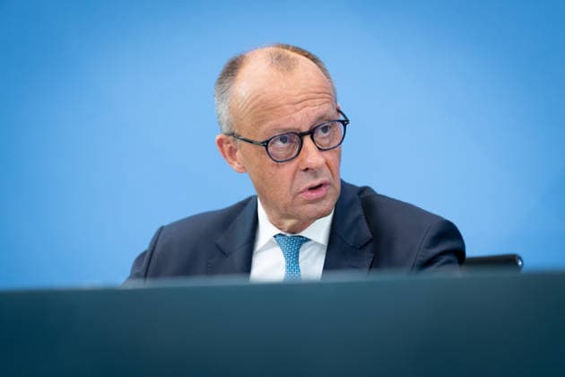 Bundeskanzler Friedrich Merz Berlin, Bundeskanzleramt, Übergabe Bericht der Alterssicherungskommission , Bundeskanzler Friedrich Merz Berlin Berlin GER *** Chancellor Friedrich Merz, Berlin, Federal Chancellery, Presentation of the Report by the Commission on Old-Age Security, Chancellor Friedrich Merz, Berlin, Berlin, GER,detected_source_language