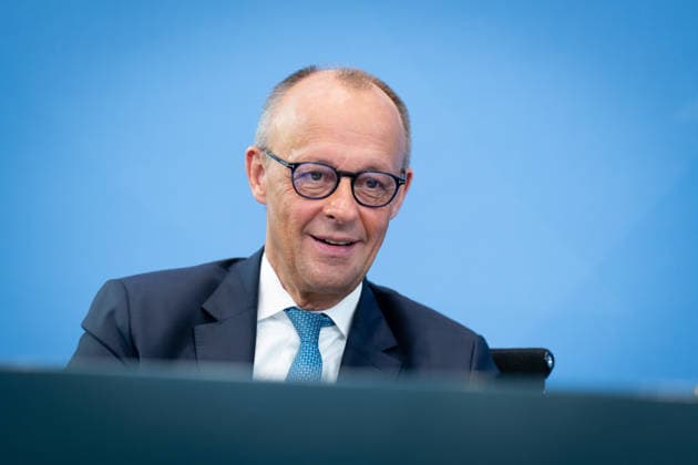Bundeskanzler Friedrich Merz Berlin, Bundeskanzleramt, Übergabe Bericht der Alterssicherungskommission , Bundeskanzler Friedrich Merz Berlin Berlin GER *** Chancellor Friedrich Merz, Berlin, Federal Chancellery, Presentation of the Report by the Commission on Old-Age Security, Chancellor Friedrich Merz, Berlin, Berlin, GER,detected_source_language