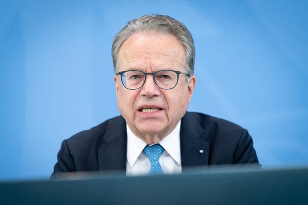 Bericht der Alterssicherungskommission , Pressekonferenz, Frank-Jürgen Weise Berlin, Bundeskanzleramt, Übergabe Bericht der Alterssicherungskommission , Pressekonferenz, Frank-Jürgen Weise Berlin Berlin GER *** Report of the Pension Security Commission, Press Conference, Frank Jürgen Weise, Berlin, Federal Chancellery, Presentation of the Report of the Pension Security Commission, Press Conference, Frank Jürgen Weise, Berlin, Berlin, GER,detected_source_language