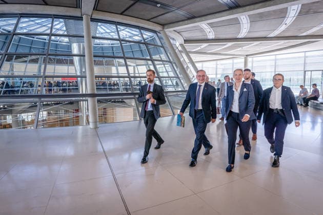 AfD, Alice Weidel, Tino Chrupalla Bundestag, Bundestagsfraktion, AfD, auf dem Weg zum Pressestatement, Vorsitzende, Bundessprecherin, Alice Weidel, Vorsitzender, Bundessprecher, Tino Chrupalla Berlin Berlin GER *** AfD, Alice Weidel, Tino Chrupalla, Bundestag, Bundestag parliamentary group, AfD, on the way to a press statement, chairwoman, national spokesperson, Alice Weidel, chairman, national spokesperson, Tino Chrupalla, Berlin, Berlin, GER,detected_source_language
