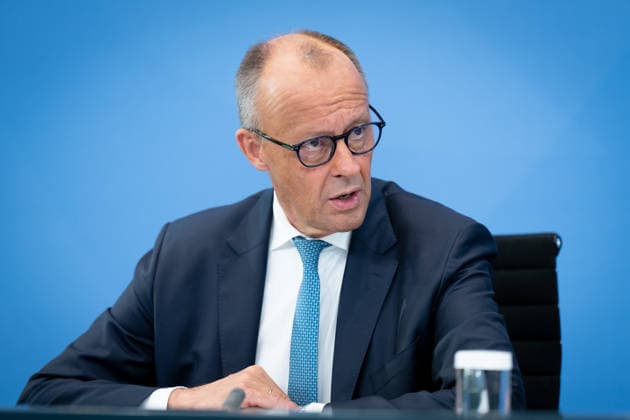 Bundeskanzler Friedrich Merz Berlin, Bundeskanzleramt, Übergabe Bericht der Alterssicherungskommission , Bundeskanzler Friedrich Merz Berlin Berlin GER *** Chancellor Friedrich Merz, Berlin, Federal Chancellery, Presentation of the Report by the Commission on Old-Age Security, Chancellor Friedrich Merz, Berlin, Berlin, GER,detected_source_language