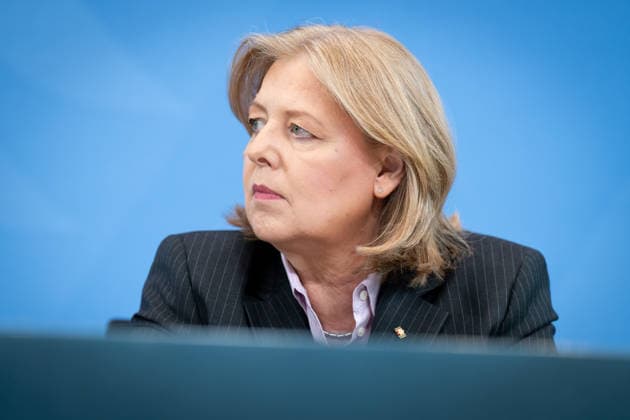 Bärbel Bas, Bundesministerin Berlin, Bundeskanzleramt, Übergabe Bericht der Alterssicherungskommission , Bärbel Bas, Bundesministerin für Arbeit und Soziales Berlin Berlin GER *** Bärbel Bas, Federal Minister, Berlin, Federal Chancellery, Presentation of the Report by the Commission on Old-Age Security, Bärbel Bas, Federal Minister of Labor and Social Affairs, Berlin, Berlin, GER,detected_source_language