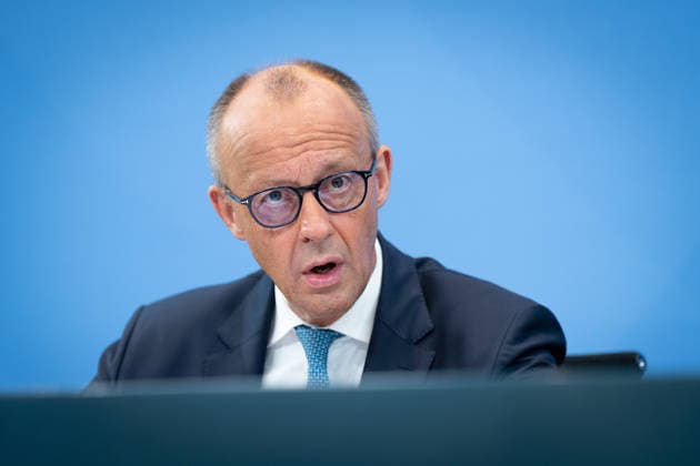 Bundeskanzler Friedrich Merz Berlin, Bundeskanzleramt, Übergabe Bericht der Alterssicherungskommission , Bundeskanzler Friedrich Merz Berlin Berlin GER *** Chancellor Friedrich Merz, Berlin, Federal Chancellery, Presentation of the Report by the Commission on Old-Age Security, Chancellor Friedrich Merz, Berlin, Berlin, GER,detected_source_language